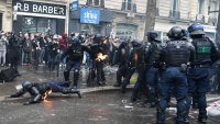 法国五一大游行：80万人抗议退休制度改革，超百名警察受伤