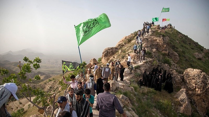 Anggota Basij naik ke Bukit Bazideraz, Iran, Jumat, (5/5/2023).