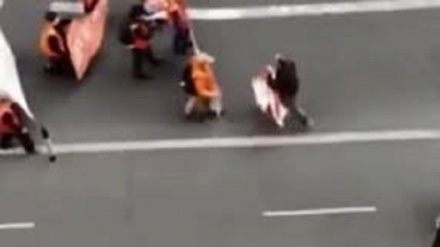 Inghilterra. Ecoteppisti fermano il traffico: finisce malissimo, la reazione choc