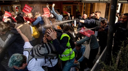  French police attack protesters with tear gas at Total's meeting 