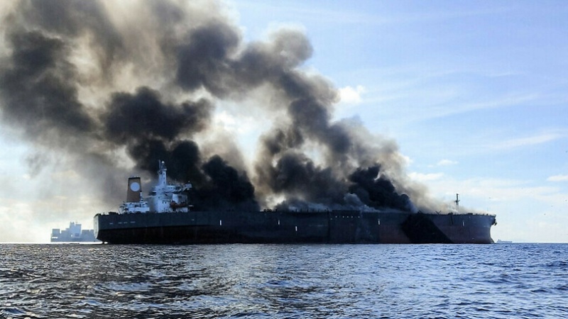 マレーシア沖で石油タンカー火災 乗員3人不明