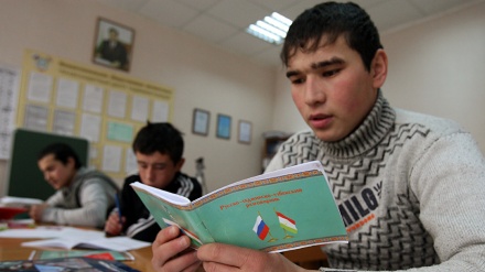 شرکت مهاجران کاری تاجیک در ازمون زبان روسی