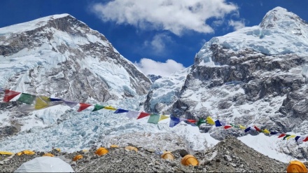 Pendaki Nepal Memulai Aktivitas Pendakian Puncak Everest