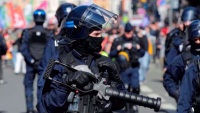 法国五一大游行：80万人抗议退休制度改革，超百名警察受伤