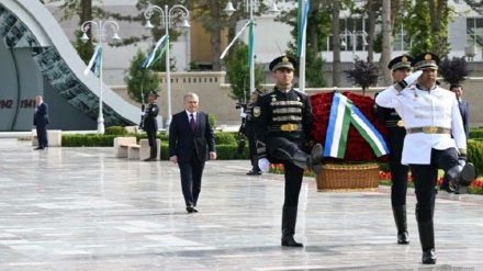 Президент Мирзиёев Ғалаба боғидаги «Матонат мадҳияси» ёдгорлик мажмуасига гулчамбар қўйди