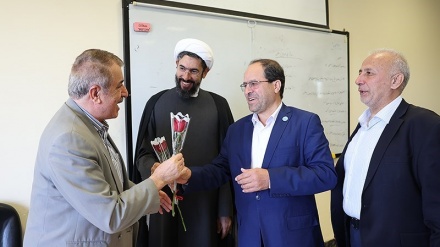 Hari Guru, Dosen di Universitas Tehran Mendapat Hadiah dan Bunga (1)