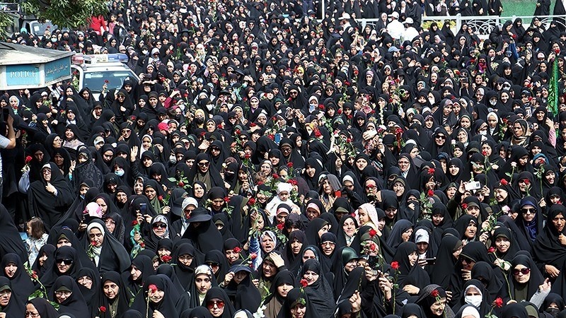 Perempuan Iran memperingati Dah-e Keramat dan wiladah Sayidah Fatimah Maksumah sa di Mashhad, Minggu (21/5/2023).