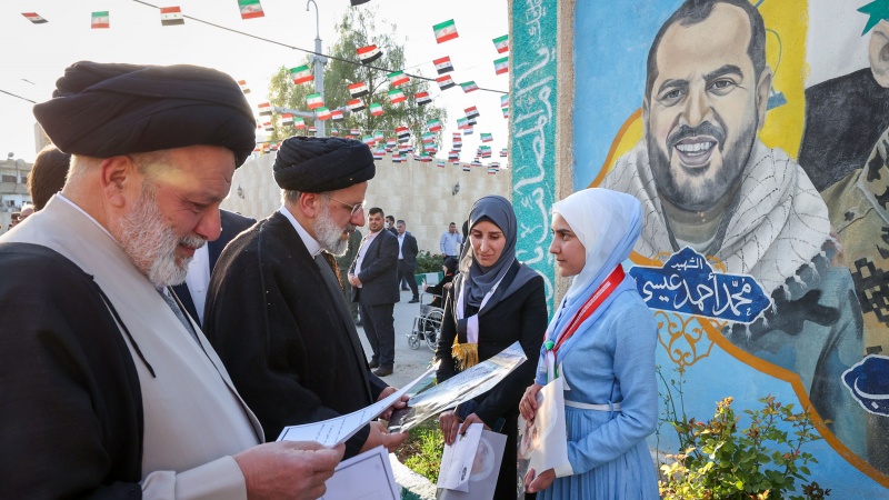 Presiden RII Ebrahim Raisi bertemu keluarga Syuhada Poros Perlawanan di Damaskus, Rabu (3/5/2023).