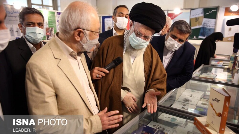  تصاویر: بازدید مقام معظم رهبری از نمایشگاه کتاب تهران