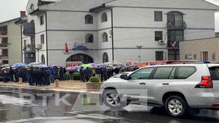 Policia i asiston kryetarët të futen në komuna, serbët ndezin alarmin