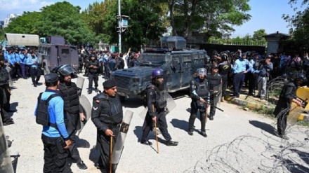 Pakistan, arrestato l'ex premier Khan: proteste e scontri + VIDEO
