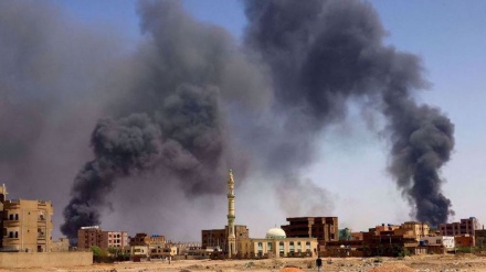  Airstrikes by Sudanese army rock Khartoum as fighting between rival forces continues 