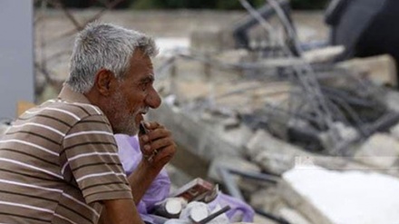 Rumahnya Dihancurkan, Warga Palestina Ini Duduk Lemas