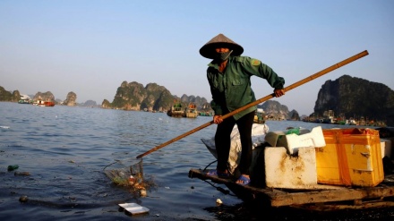 Vietnam Memerangi Penyakit Plastik di Ha Long Bay yang Indah