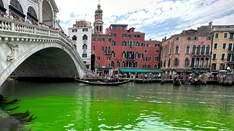 Bëhet i gjelbër uji i kanalit të Venecias në Itali