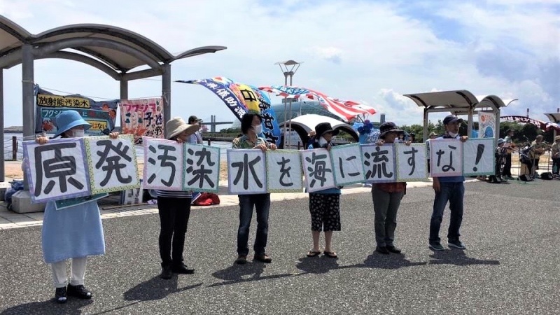 日本人抗議者ら