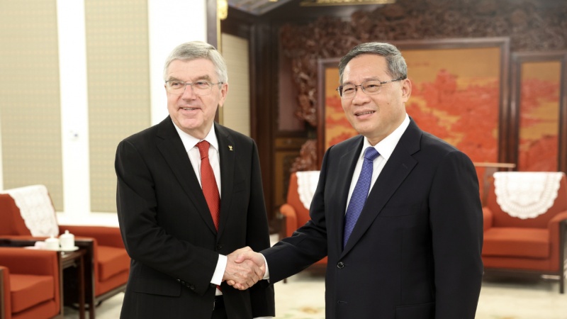 IOC国際オリンピック委員会のトーマス・バッハ会長と中国の李強首相