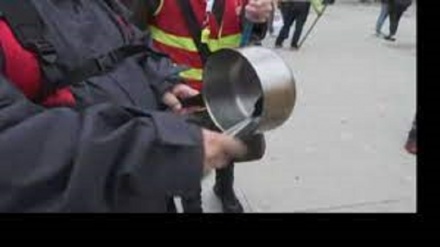 Francia. Macron a Dunkerque, accolto da una protesta con le pentole