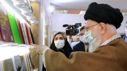 מנהיג המהפכה האסלאמית ביקר ביריד הספרים הבינלאומי 34