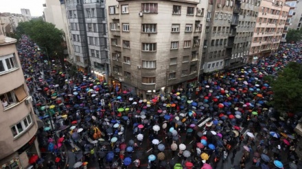 Serbia, in migliaia in piazza contro la violenza 