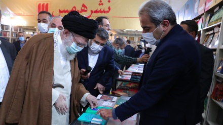 イラン最高指導者が、テヘラン国際ブックフェアを視察
