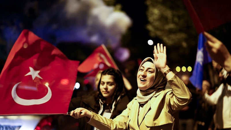 Warga Turki menunggu penghitungan suara pemilu presiden, Minggu (14/5/2023).