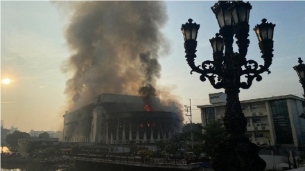 L'incendio distrugge storico palazzo delle Poste a Manila + VIDEO