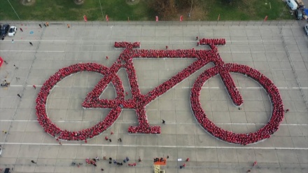 Sepeda Manusia Terbesar di Dunia Pecahkan Rekor Guinness di Santiago