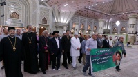 イランの各宗教信徒代表者らが、故ホメイニー師の霊廟を参拝