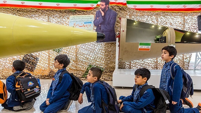 Siswa Iran mengunjungi Pameran Prestasi IRGC di Sektor Persenjataan, Qom Mei 2023.