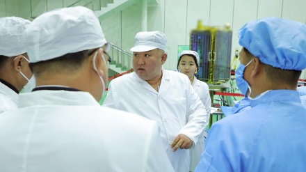 Lideri i Koresë Veriore vizitën qendrën e satelitëve ushtarakë