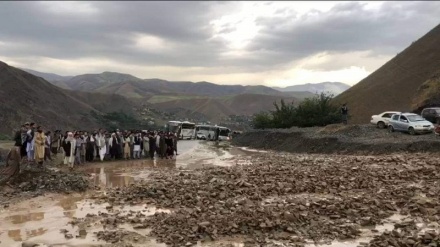 سرازیر شدن سیلاب ها در بدخشان و باز شدن برخی از جاده ها به روی ترافیک 