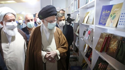 Rahbar Kunjungi Pameran Buku Internasional Tehran