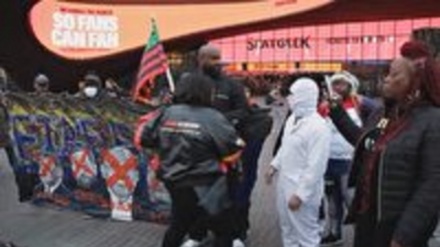 纽约民众对美国黑人男子在地铁遭扼喉身亡举行抗议示威