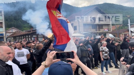 Hidhen shok bomba e gaz lotsjellës në drejtim të KFOR-it në Zveçan