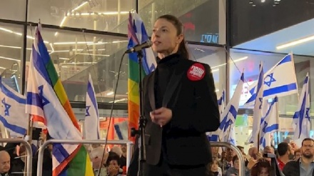 מרב מיכאלי סיימה לנאום בהפגנה ברקע קריאות בוז