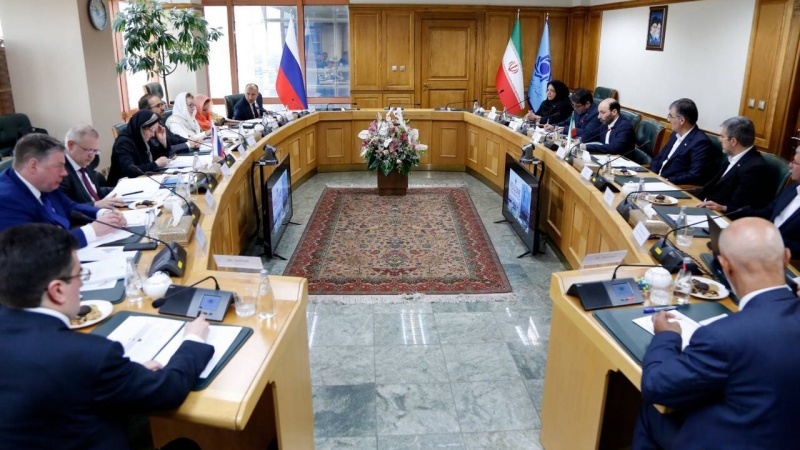 イランのファルズィーン中央銀行総裁とロシアのナビウリナ中央銀行総裁および随行使節団の会談