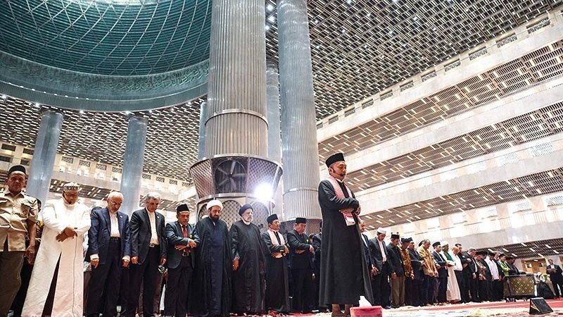 Presiden RII sayid Ebrahim Raisi salat Zuhur di Masjid Istiqlal, Rabu (24/5/2023).