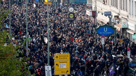 ドイツで、メーデーのデモ参加者が暴徒化