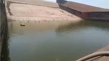 یو هندي د مبایل موندلو لپاره له ډیم ۲ میلیونه لیتره اوبه خوشي کړي