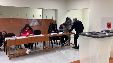 Sot zgjedhjet vendore! Shqiptarët votojnë për 61 kryebashkiakë, probleme që në orët e para