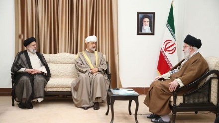 (FOTO) Iran, L'Ayatollah Khamenei riceve il sultano di Oman