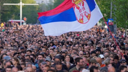 Të shtënat vdekjeprurëse në Serbi nxorën me dhjetëra mijëra qytetarë në rrugë