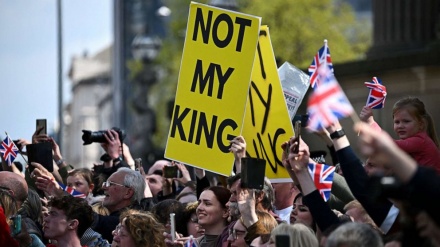 英王室反対派が抗議デモ、「国王は不要」