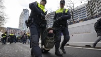 オランダ・ハーグで、警察が環境活動家を弾圧