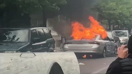 Në Zveçan protestuesit djegin një veturë të policisë