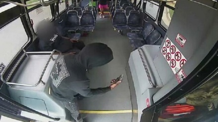 米ノースカロライナ州で、運転手と乗客が路線バス車内で撃ち合い、２人負傷　
