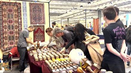 伊手工芸展でイランの芸術や音楽が披露