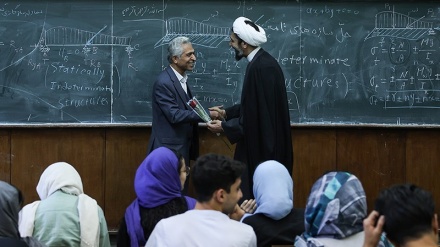 Hari Guru, Dosen di Universitas Tehran Mendapat Hadiah dan Bunga (2)