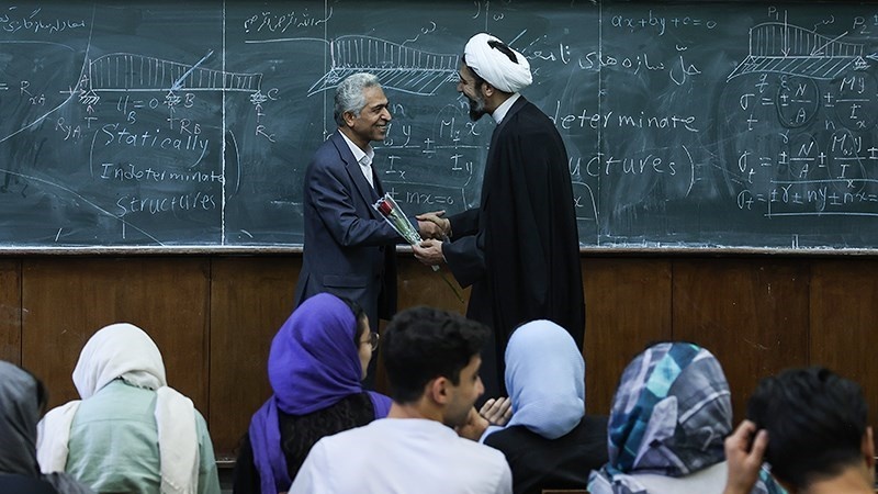 Penghargaan untuk Dosen di Universitas Tehran, Selasa (2/5/2023).